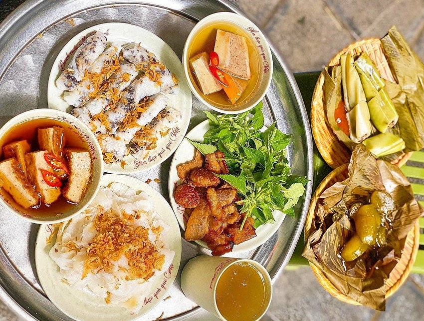 Bánh cuốn Bà Hoành là một trong các quán ăn sáng ngon ở Hà Nội được yêu thích