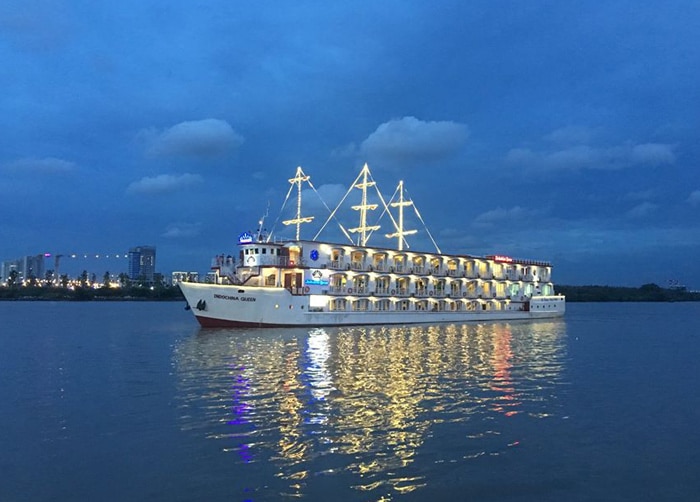 du thuyền trên sông Sài Gòn