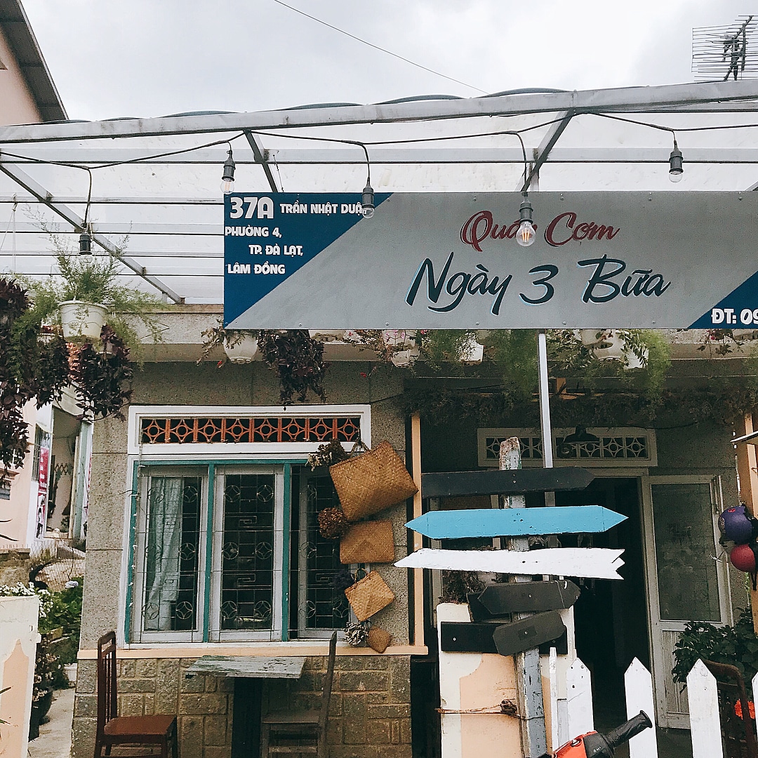 Không gian đậm chất thời bao cấp tại quán cơm Ngày Ba Bữa ăn trưa Đà Lạt