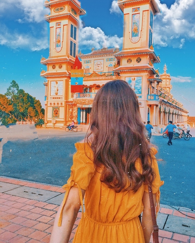 Phía trước tòa thánh Tây Ninh với kiến trúc độc đáo, nhiều màu sắc