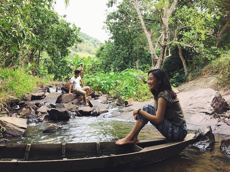 Ngồi trên thuyền để tận hưởng không khí mát mẻ ở Suối Trúc Tây Ninh