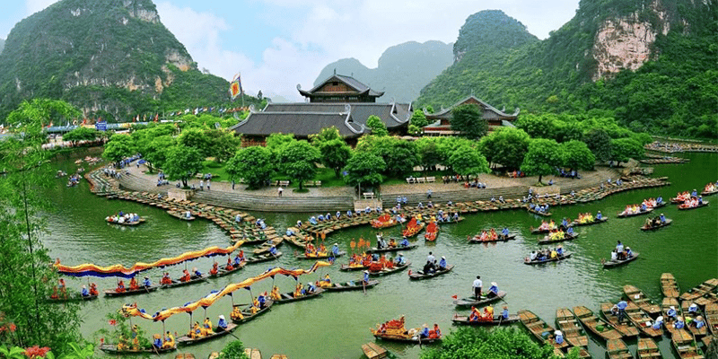 Du lịch Ninh Bình sôi động nhất là vào mùa xuân - hè