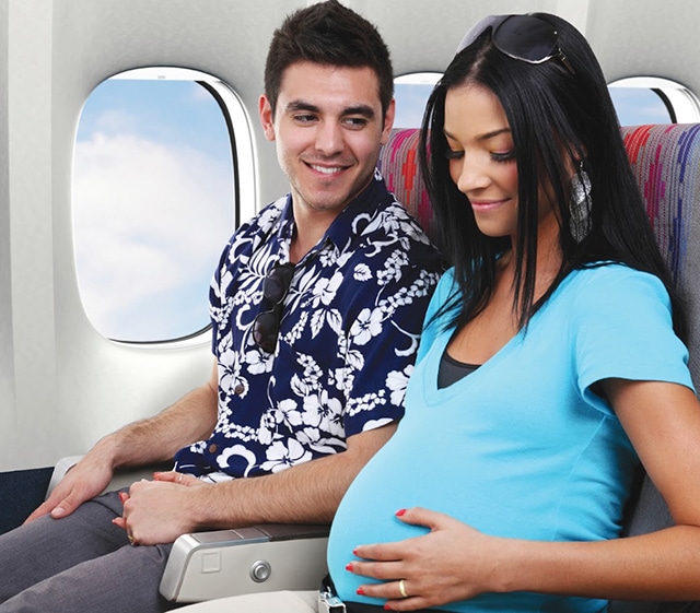 Phụ nữ mang thai có được và nên đi máy bay?