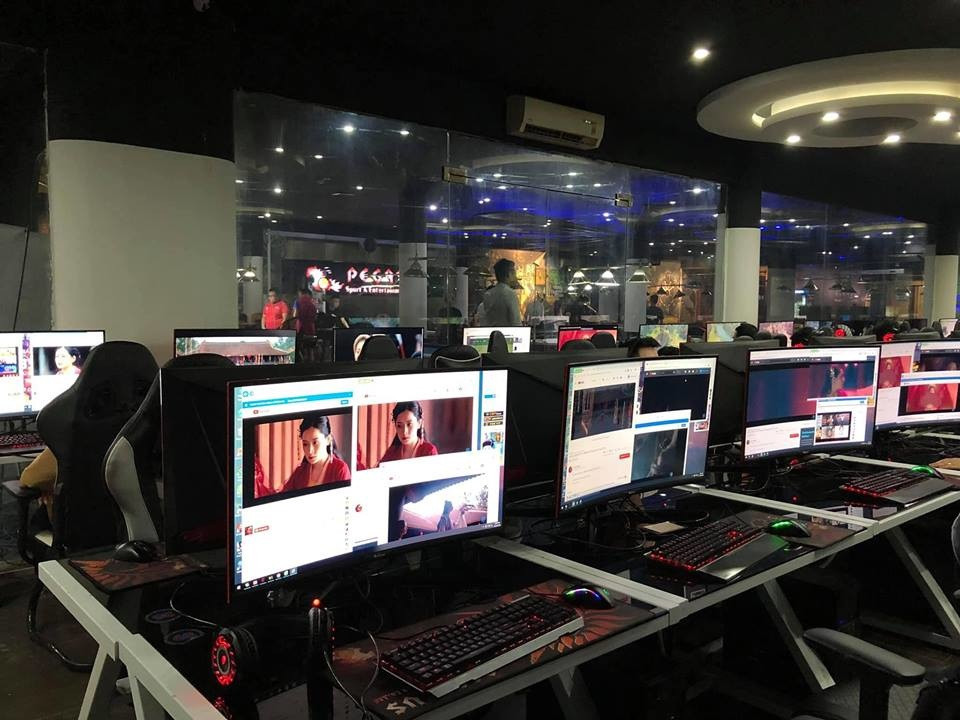 Fan thuê dàn máy, bao quán net cày view cho Chi Pu và Sơn Tùng