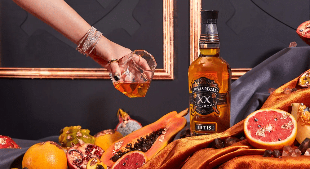 Chivas Ultis XX sở hữu một thiết kế hiện đại, sang trọng với những đường nét tinh xảo và chi tiết tỉ mỉ.