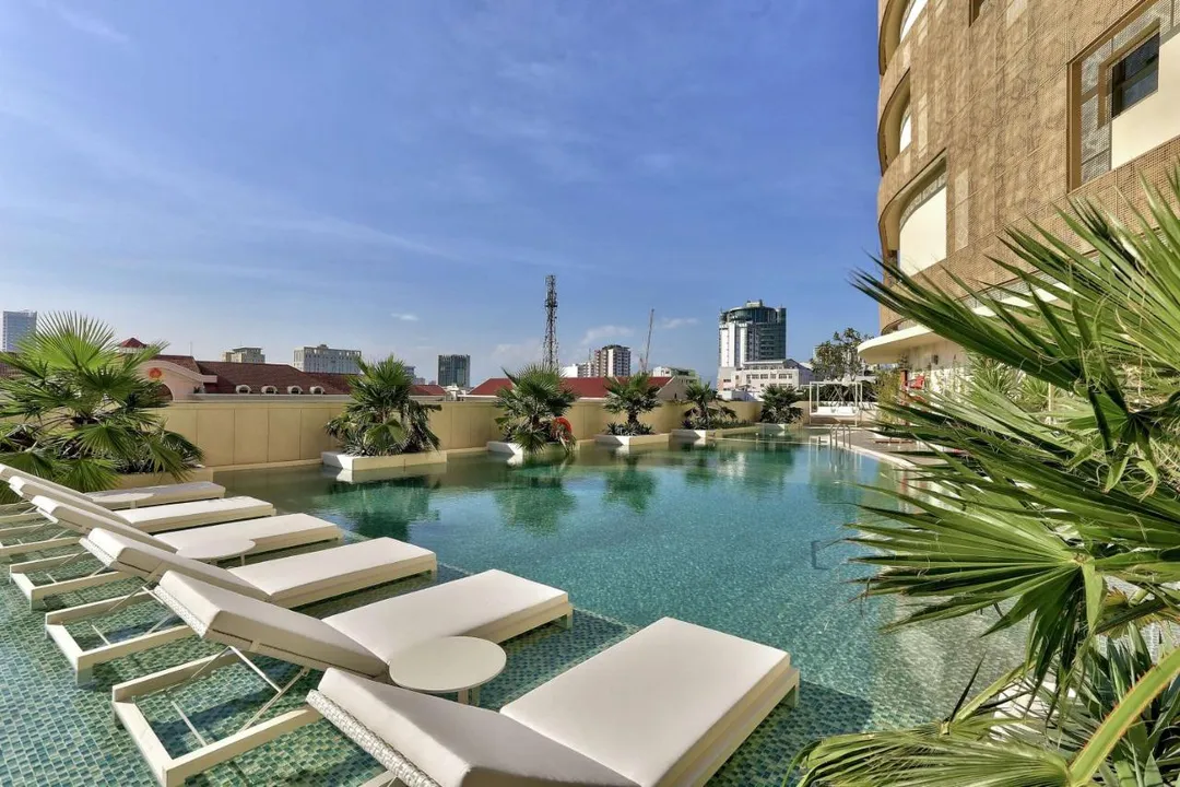 Hồ bơi tại Hilton Đà Nẵng là nơi thư giãn lý tưởng sau một ngày khám phá thành phố.