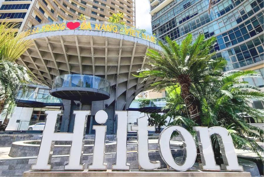 Hilton Đà Nẵng nổi bật với kiến trúc hiện đại và vị trí đắc địa ngay trung tâm thành phố.