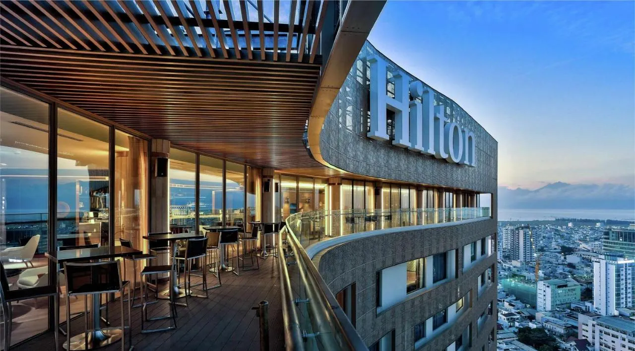 Không gian rooftop sang trọng là nơi lý tưởng để ngắm thành phố về đêm.